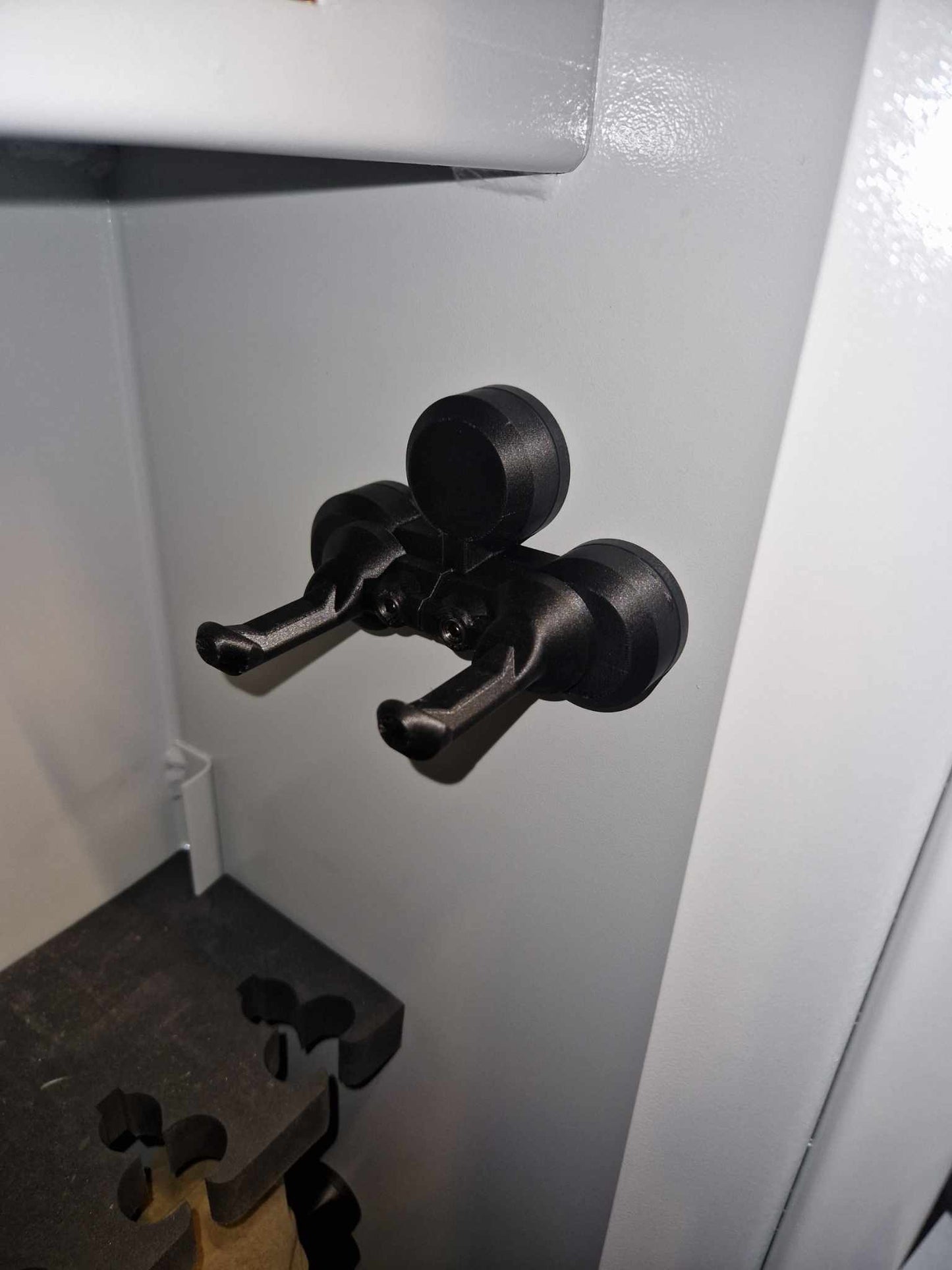 Justerbar holder til sigtestok – eller andet