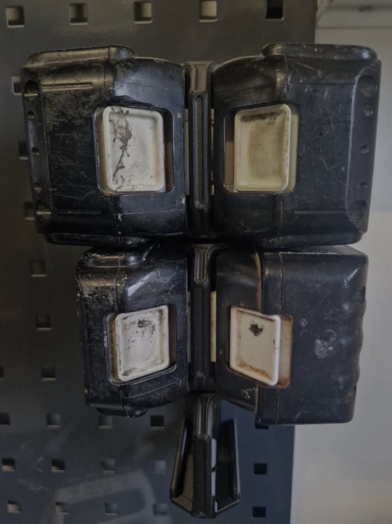 Makita 18V batteriholder – plads til 2 stk (9 mm værktøjstavle)
