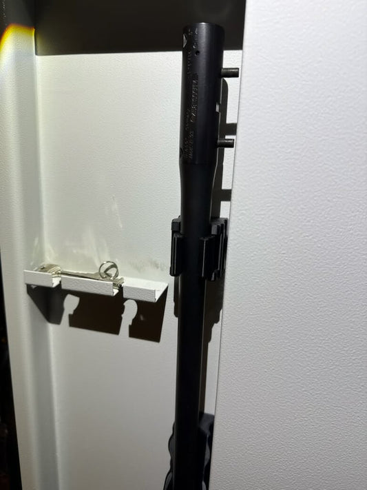 Universal riffelrørsholder til våbenskab – Passer til Blaser R8, R93, K95 m.fl.