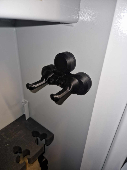 Justerbar holder til sigtestok – eller andet