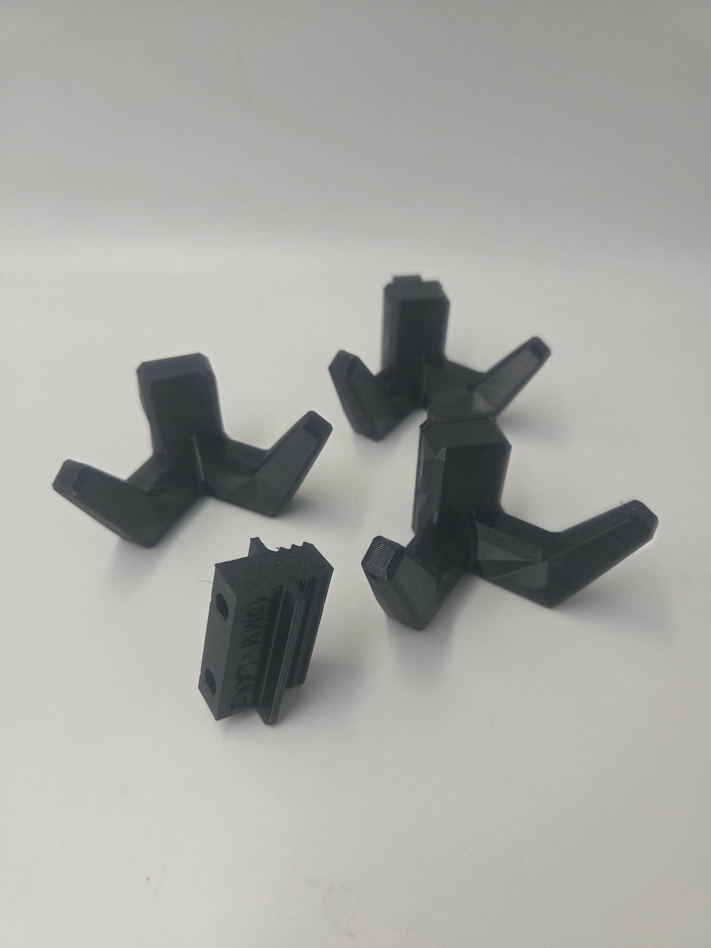 "Forkert" farve - dobbelt holder til 10mm akustikpaneler