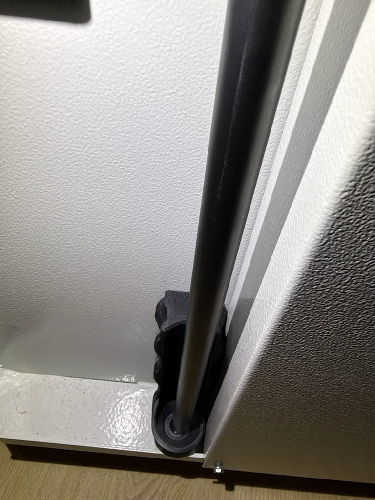 Riffelrørsholder til våbenskab - Universal med fjedertop