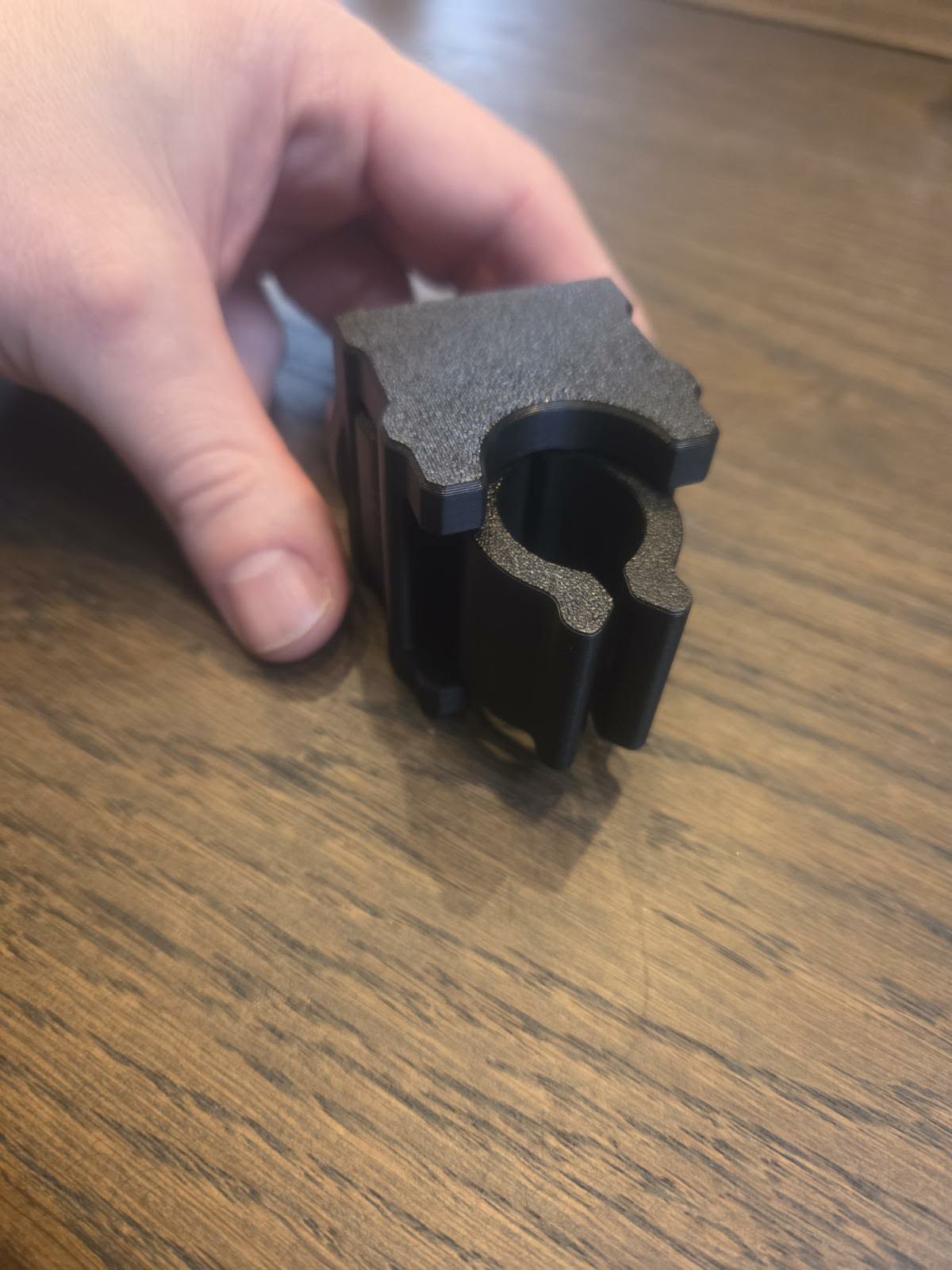 Riffelrørsholder til våbenskab - Universal med fjedertop