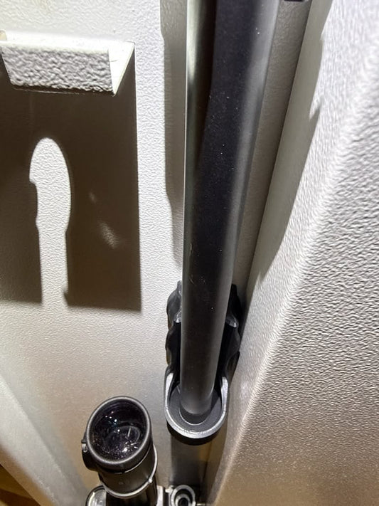 Riffelrørsholder til våbenskab - Universal med fjedertop