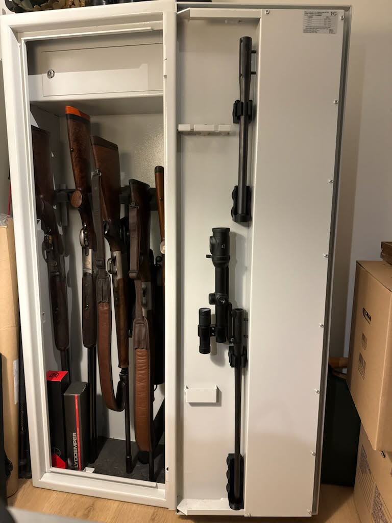 Riffelrørsholder til våbenskab - Universal med fjedertop