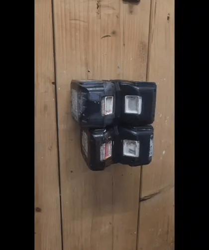 2.sort - Dobbelt Makita batteriholder til vægmontering
