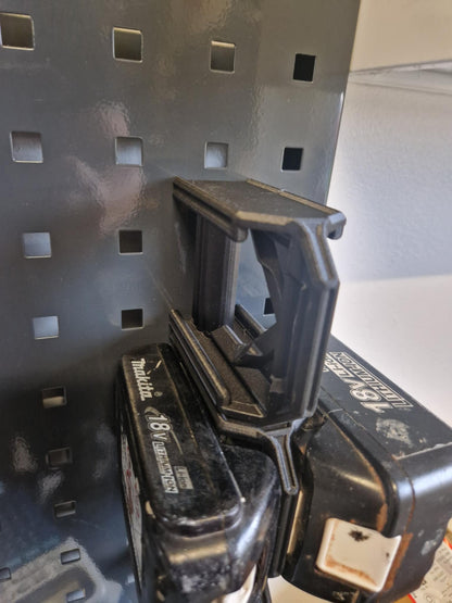 Makita 18V batteriholder – plads til 2 stk (10 mm værktøjstavle)