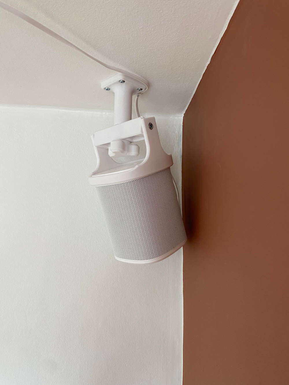 Sonos lofthæng beslag højtaler - denne laves i hvid til at hænge ned fra loftet så den Sonos højtaler er pæn placeret
