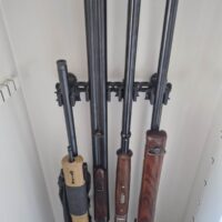 holder til rifler i jagtskab